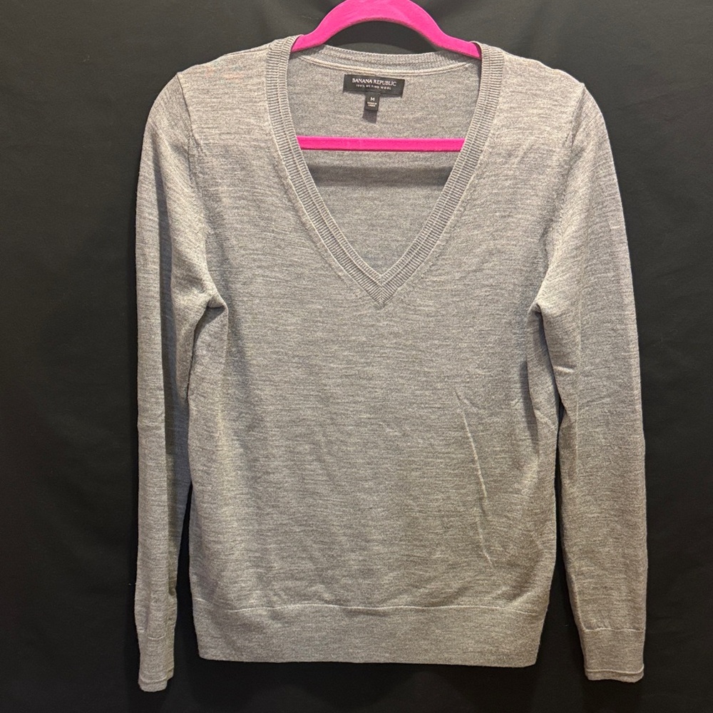 Banana Republic Light Gray V-Neck Merino Wool Sweater ~ Medium
